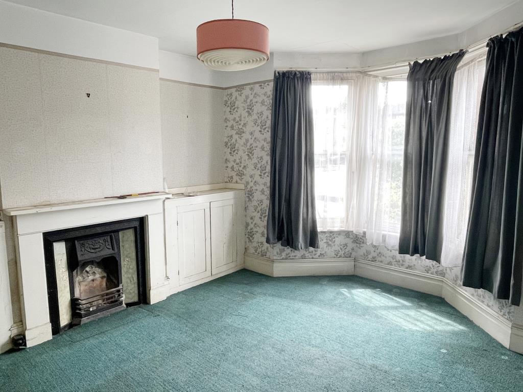 Lot: 81 - SEMI-DETACHED HOUSE FOR MODERNISATION - 